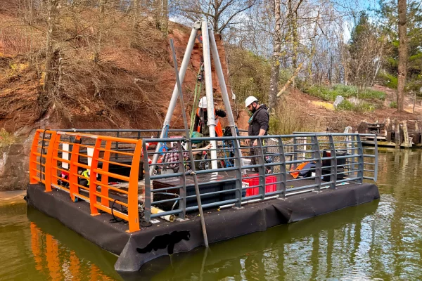 1-location-barge-motorise-palan-ponton-flottant-modulairejpg