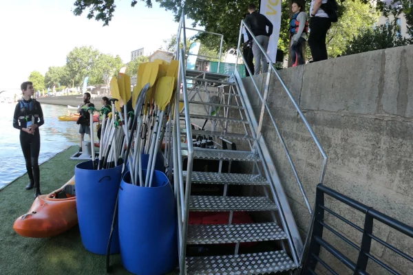 1-location-escalier-ponton-flottant-plateforme-barge-motorisejpg