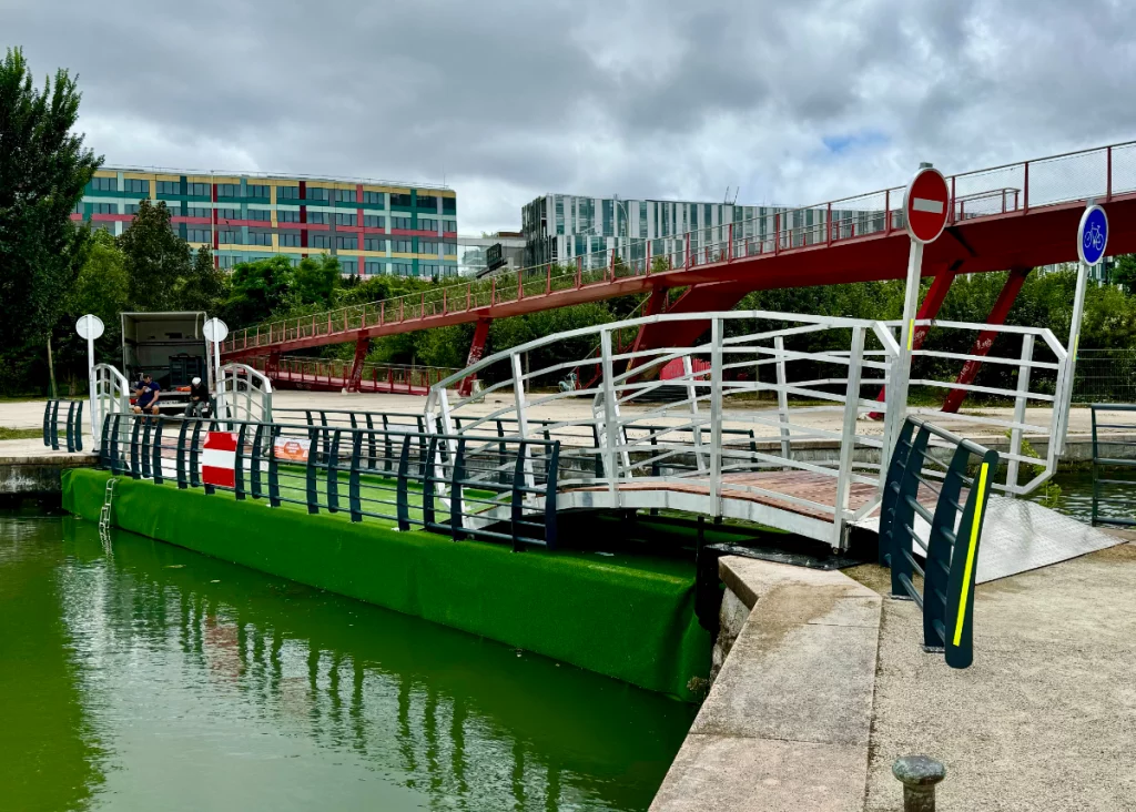 location-passerelle-homologue-ponton-flottant-modulaire-motorise