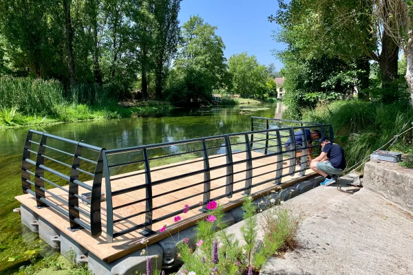 1-location-ponton-flottant-motorise-garde-corps-homologuejpg