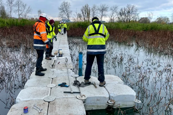 1-location-ponton-marecage-plateforme-barge-fluvial-chantierjpg