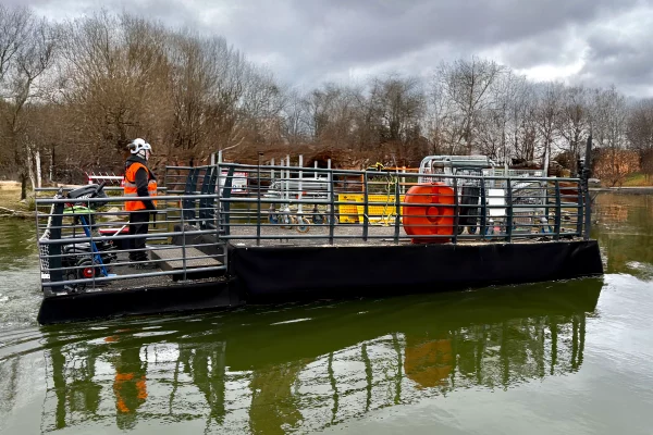 1-location-ponton-travail-motorise-barge-flottante-btpjpg