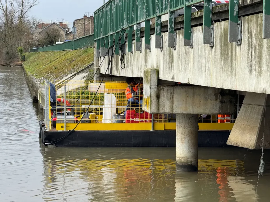 ponton-chantier-flottant-inspection-ouvrage-art-motorise