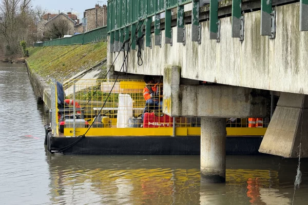 1-ponton-chantier-flottant-inspection-ouvrage-art-motorisejpg