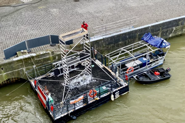 10-location-ponton-motorisé-travaux-sur-barge-flottantejpg