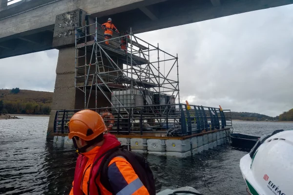 11-location-ponton-motorisé-travaux-sur-barge-flottantejpg