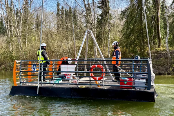 12-location-barge-motorise-palan-ponton-flottant-modulairejpg