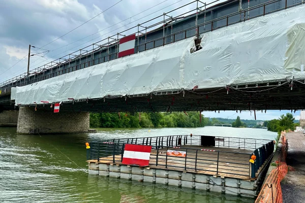 12-location-plateforme-travail-flottante-ponton-modulaire-btpjpg