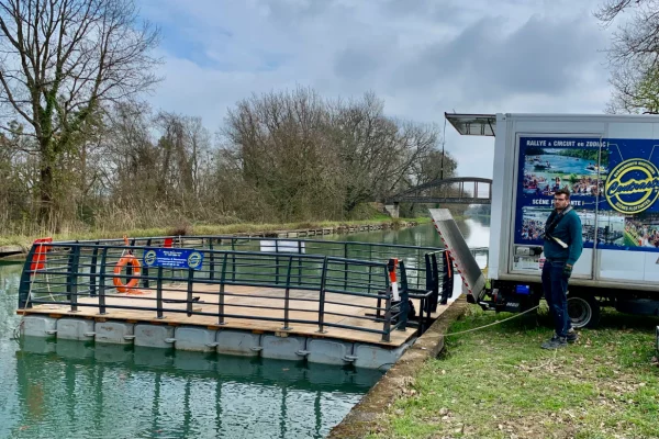 12-location-ponton-flottant-motorise-garde-corps-homologuejpg