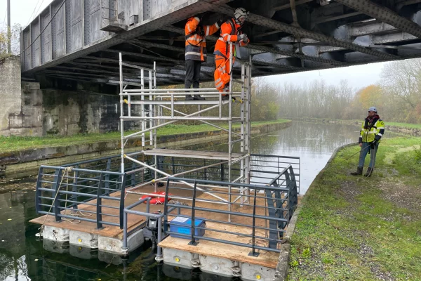 12-location-ponton-motorisé-travaux-sur-barge-flottantejpg