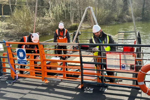 13-location-barge-motorise-palan-ponton-flottant-modulairejpg