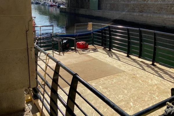 13-location-ponton-flottant-motorise-garde-corps-homologuejpg