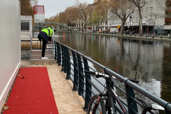 14-location-ponton-flottant-motorise-garde-corps-homologuejpg