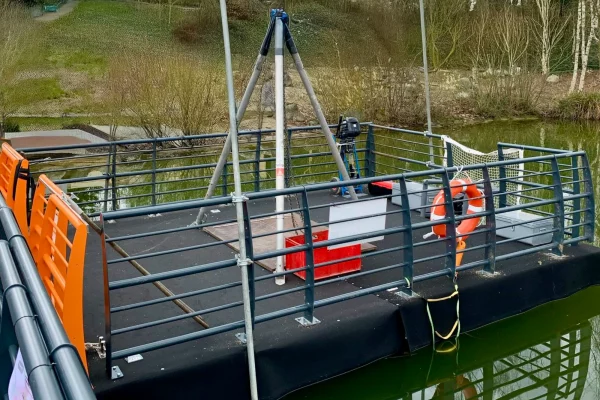 15-location-barge-motorise-palan-ponton-flottant-modulairejpg