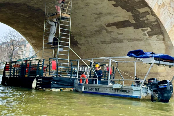 15-location-ponton-motorisé-travaux-sur-barge-flottantejpg