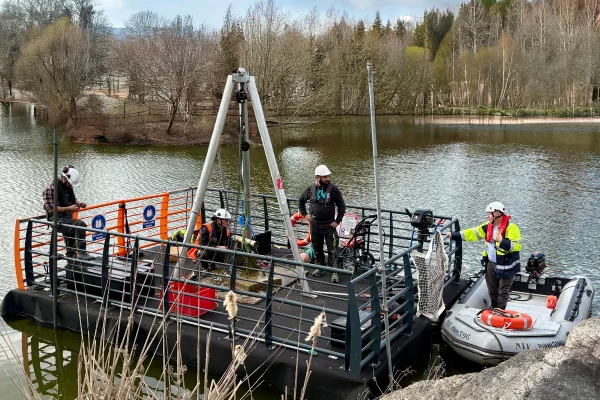 2-location-barge-motorise-palan-ponton-flottant-modulairejpg