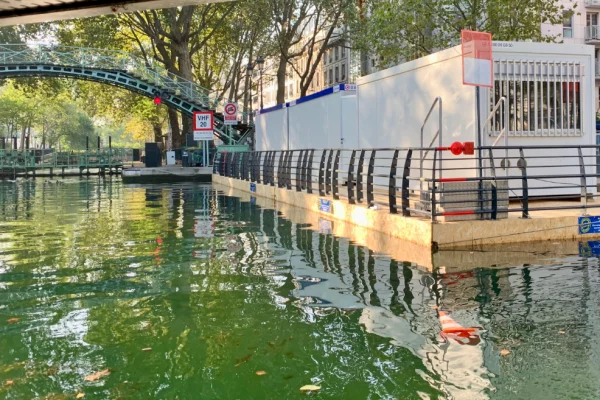 2-location-ponton-flottant-motorise-garde-corps-homologuejpg