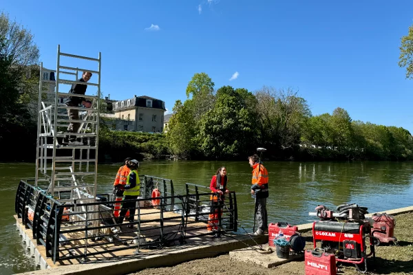 2-location-ponton-flottant-motorisé-plateforme-lavage-vitresjpg