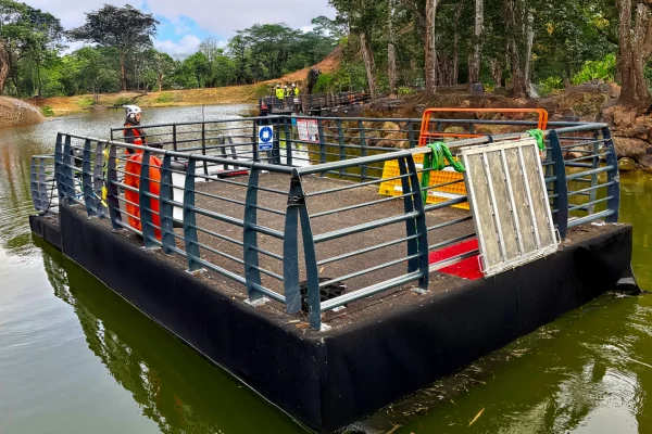 2-location-ponton-travail-motorise-barge-flottante-btpjpg