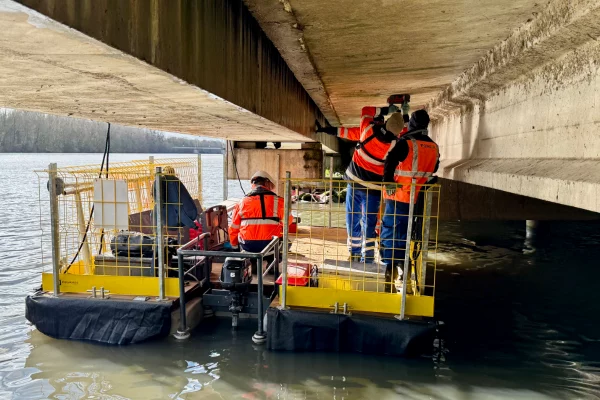 2-ponton-chantier-flottant-inspection-ouvrage-art-motorisejpg