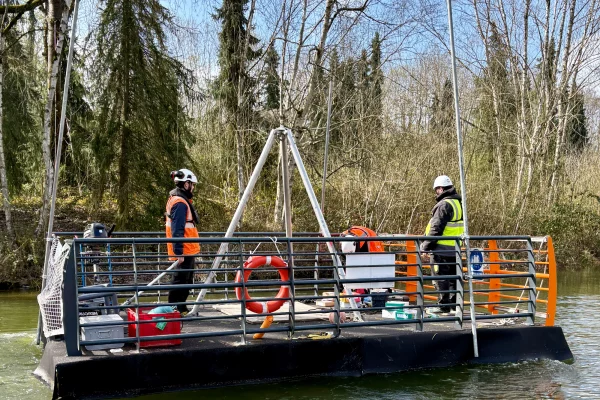 3-location-barge-motorise-palan-ponton-flottant-modulairejpg