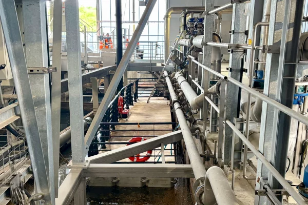 3-location-ponton-flottant-milieu-confié-bargejpg