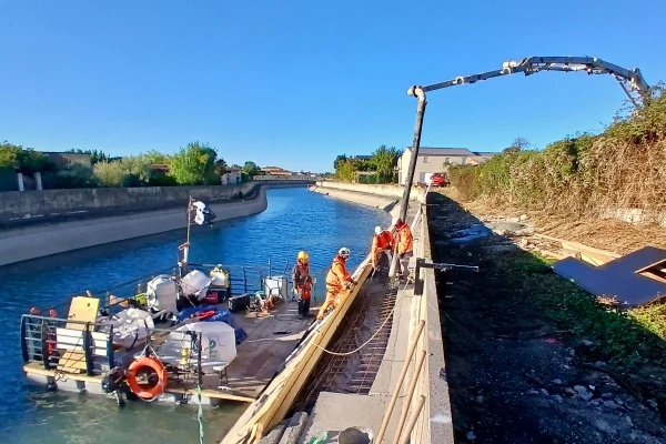 3-location-ponton-travail-motorise-barge-flottante-btpjpg