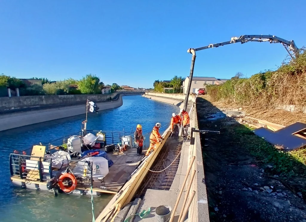 location-ponton-travail-motorise-barge-flottante-btp
