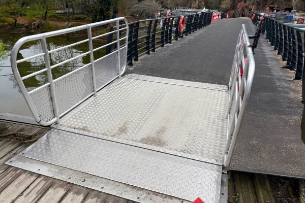 4-location-passerelle-homologue-ponton-flottant-modulaire-motorisejpg