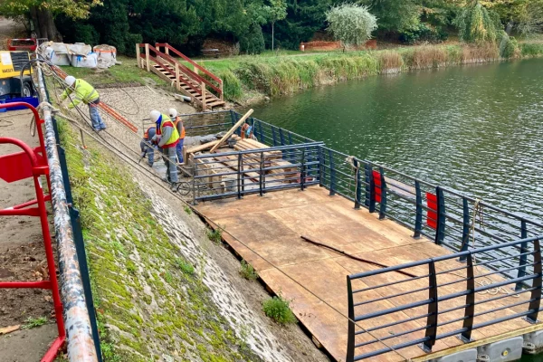 5-location-ponton-flottant-motorise-garde-corps-homologuejpg