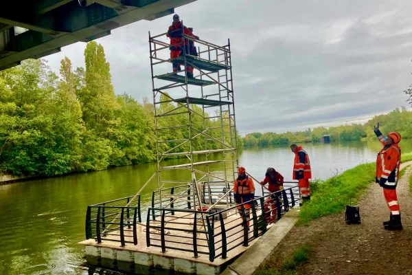 5-location-ponton-flottant-motorisé-plateforme-lavage-vitresjpg