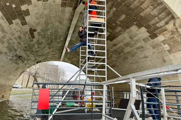 5-location-ponton-motorisé-travaux-sur-barge-flottantejpg