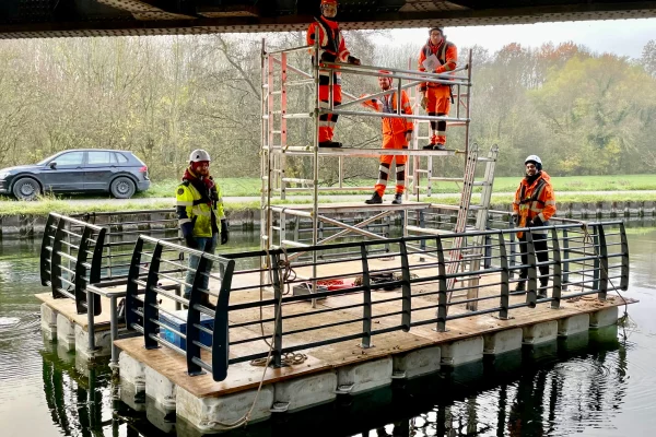 6-location-barge-motorise-echafaudage-ponton-modulaire-flottantjpg