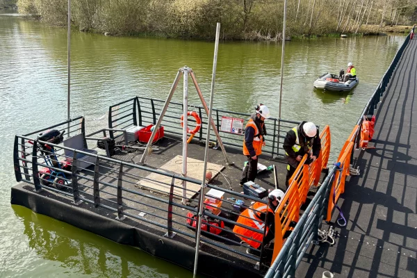 6-location-barge-motorise-palan-ponton-flottant-modulairejpg