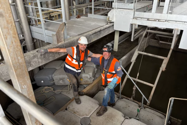 6-location-ponton-flottant-milieu-confié-bargejpg