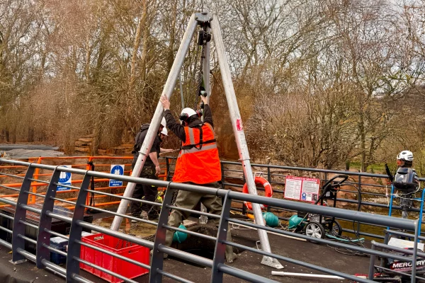 7-location-barge-motorise-palan-ponton-flottant-modulairejpg