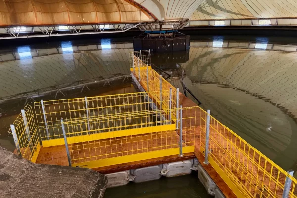 7-location-ponton-flottant-milieu-confié-bargejpg