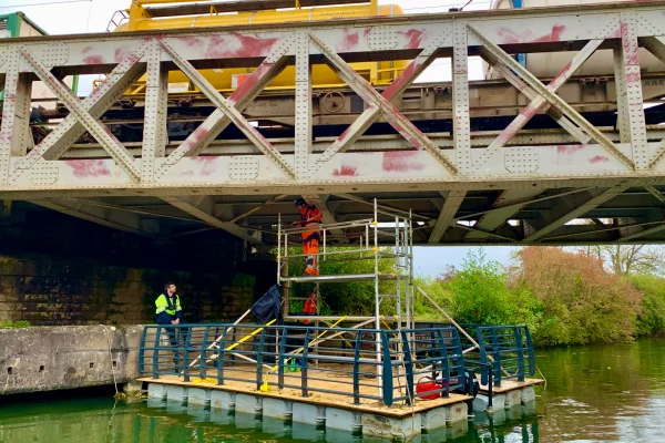 7-location-ponton-motorisé-travaux-sur-barge-flottantejpg