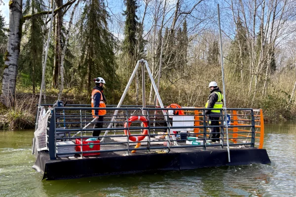 8-location-barge-motorise-palan-ponton-flottant-modulairejpg