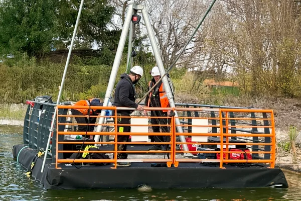 9-location-barge-motorise-palan-ponton-flottant-modulairejpg