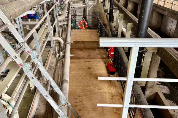 9-location-ponton-flottant-milieu-confié-bargejpg