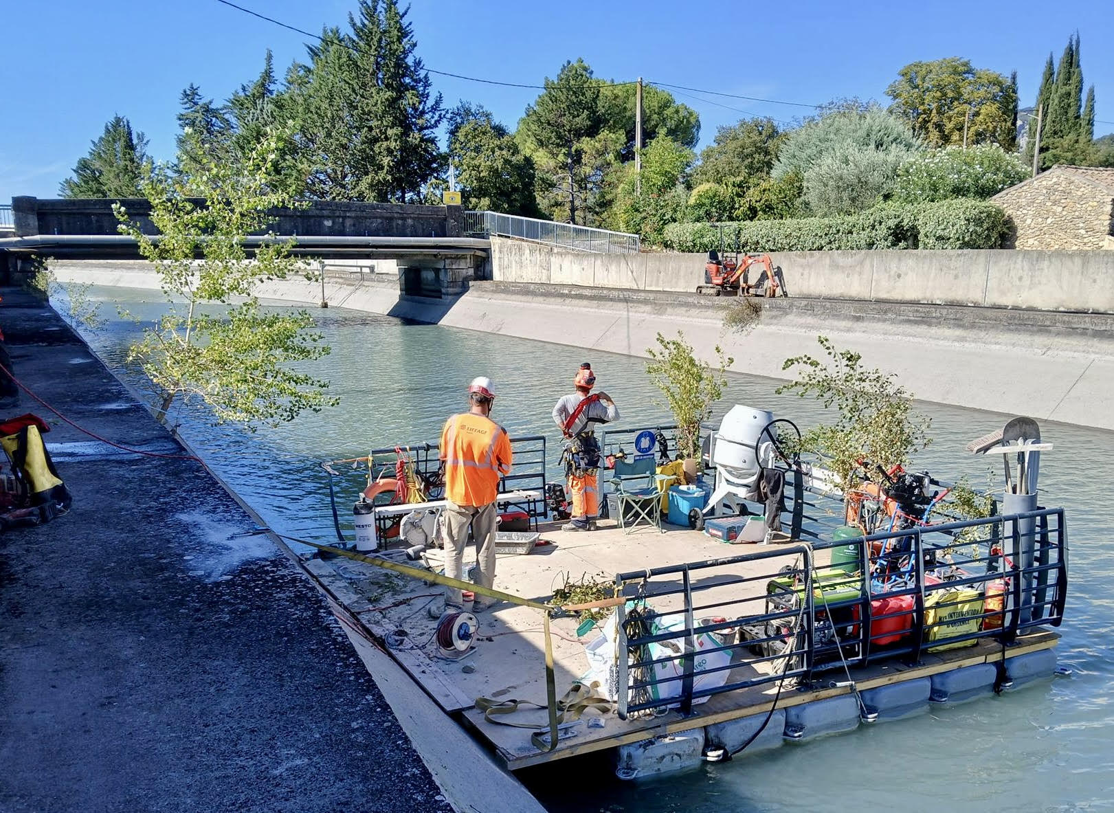 Opération de désherbage sur canal dans les Alpes-de-Haute-Provence avec pontons flottants homologués