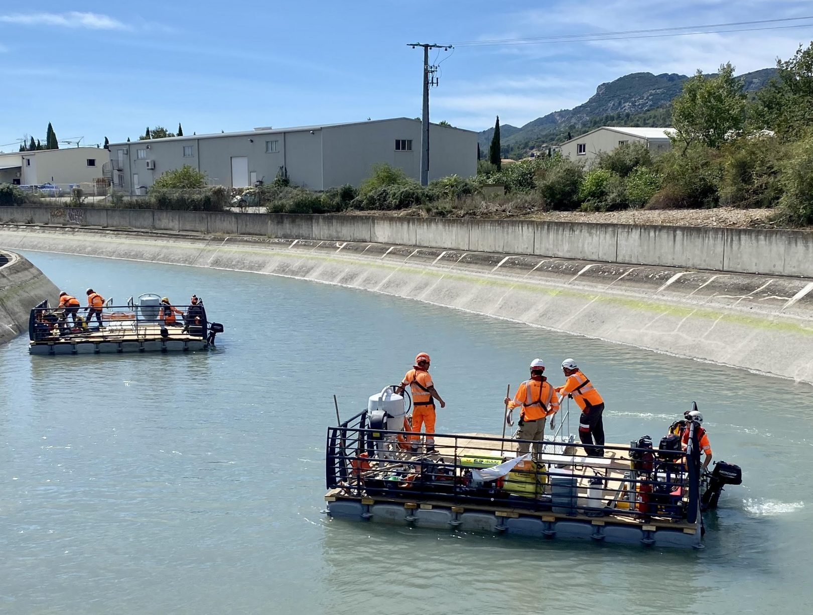 Pontons flottants de 22 m² en action pour l’entretien des espaces verts à Manosque