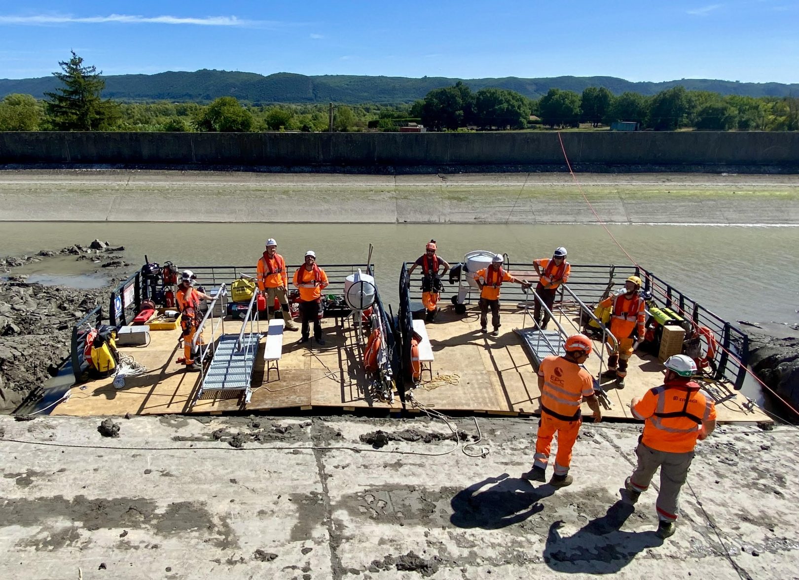 Équipe Eiffage Route Grand Sud sur pontons motorisés pour travaux de désherbage aquatique