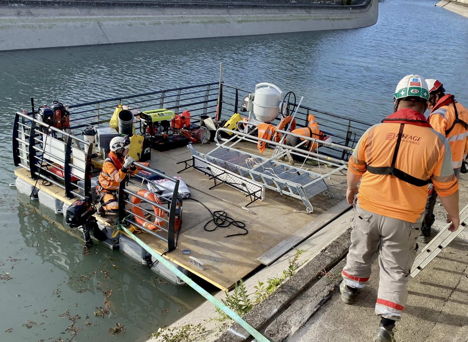 Formation à la conduite sans permis sur pontons flottants avant travaux de désherbage