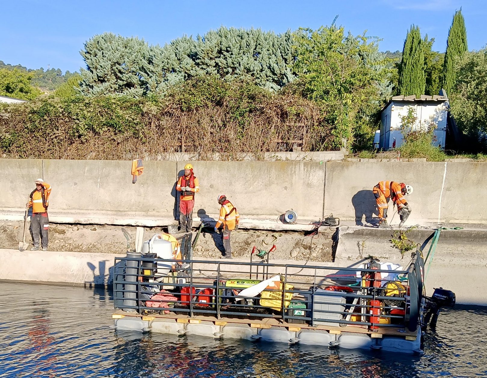 Pontons flottants professionnels pour entretien de canaux et débroussaillage dans les Alpes-de-Haute-Provence
