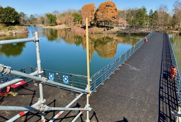 Ponton flottant professionnel solution d’accès sécurisé pour plans d’eau