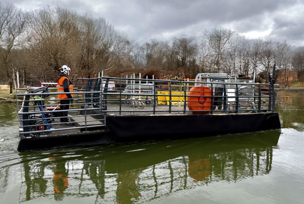 Location ponton flottant motorisé BTP pour chantiers sur l’eau
