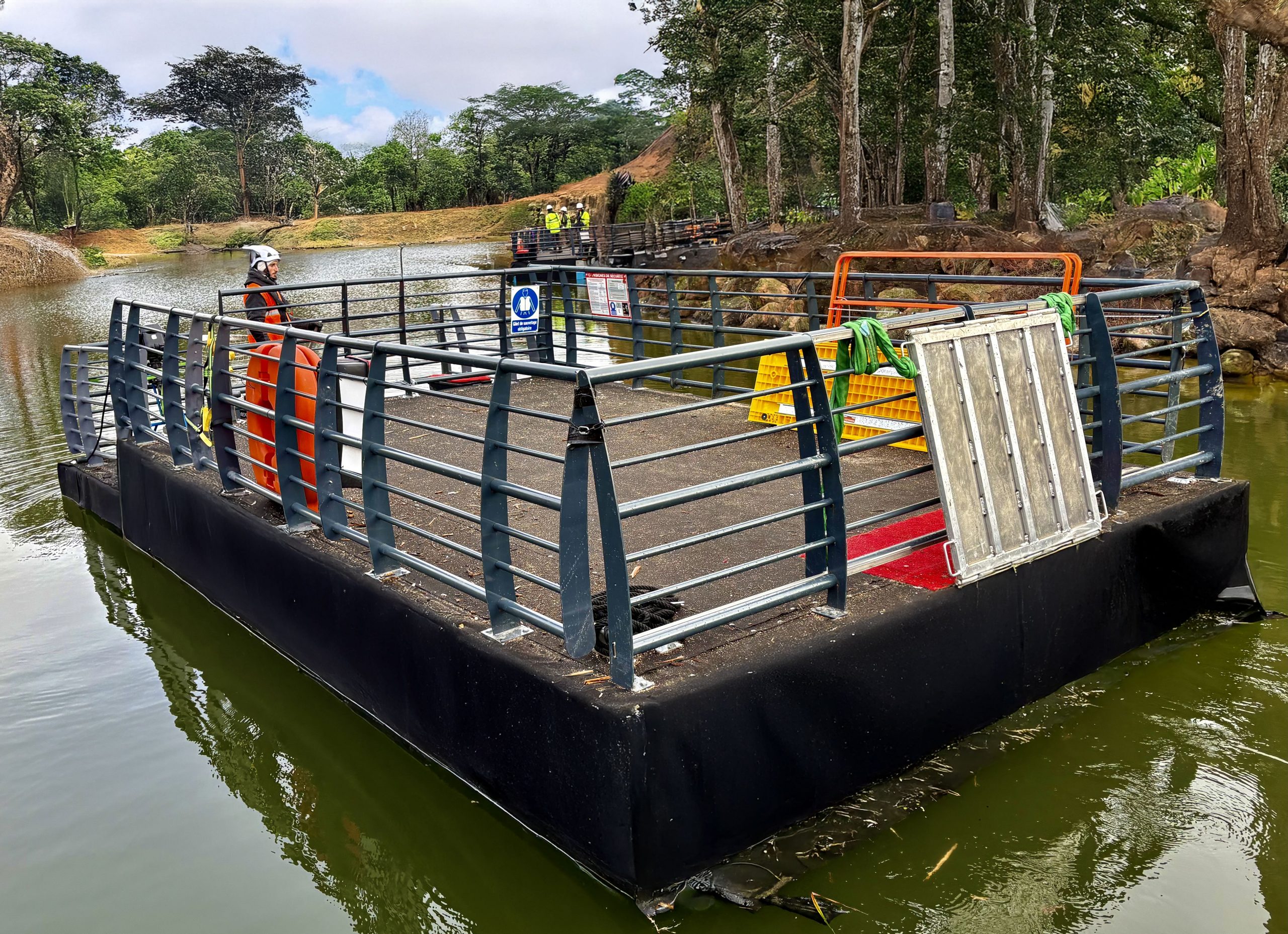 location de pontons flottants motorisés professionnels