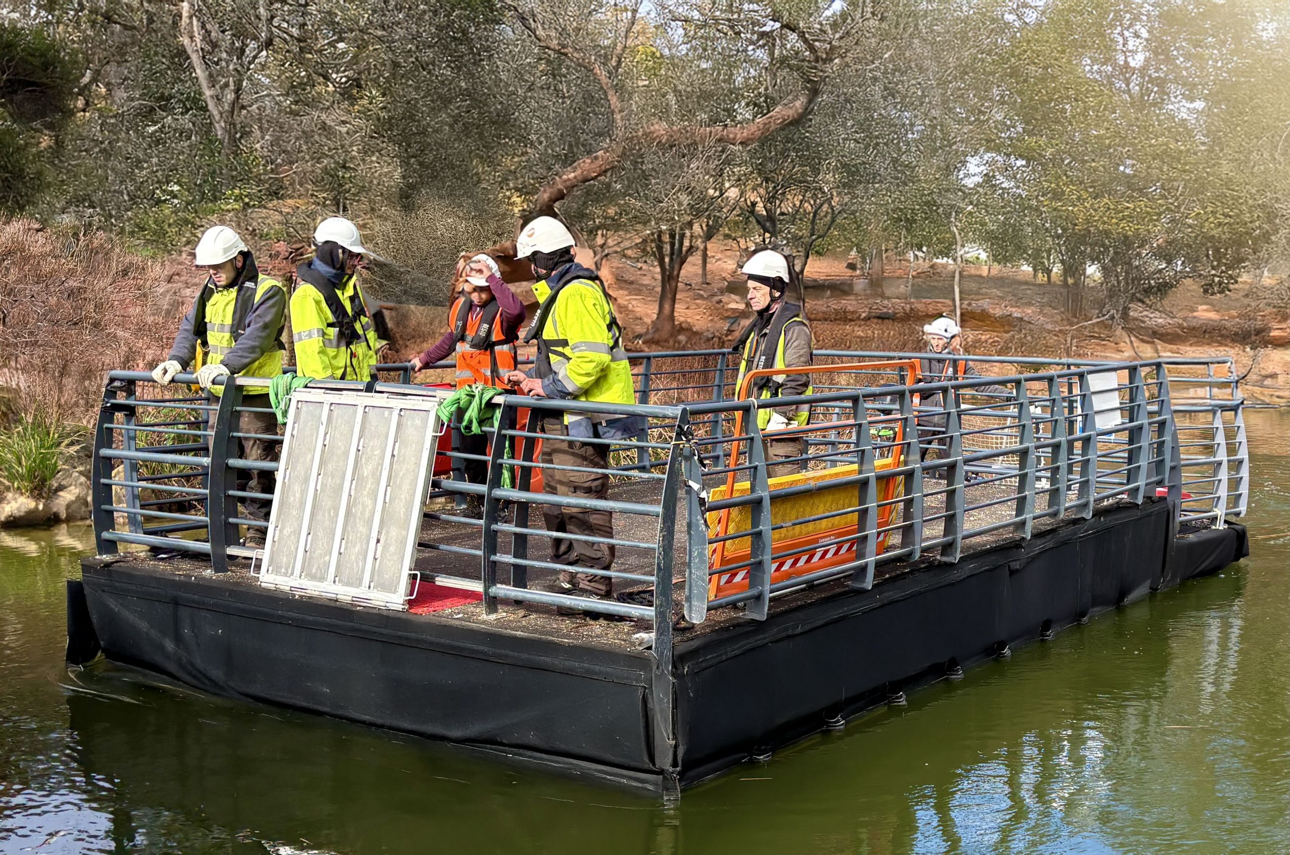 Ponton motorisé pour travaux sur l’eau : solution BTP clé en main